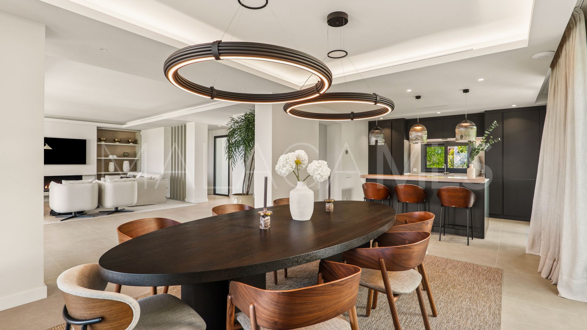 Villa for sale in Nueva Andalucia