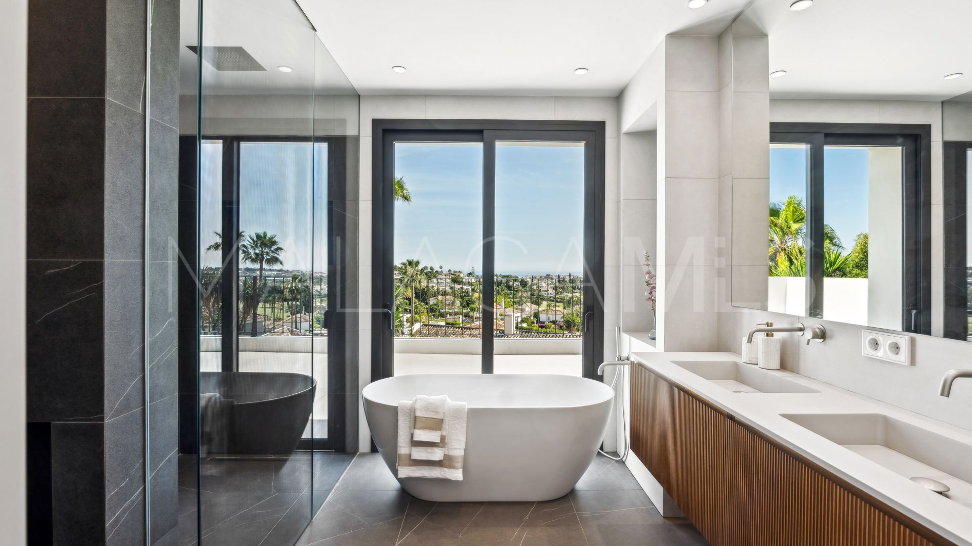 Villa for sale in Nueva Andalucia