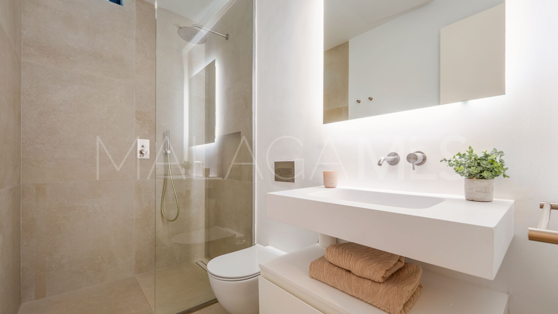 Villa for sale in Nueva Andalucia with 5 bedrooms