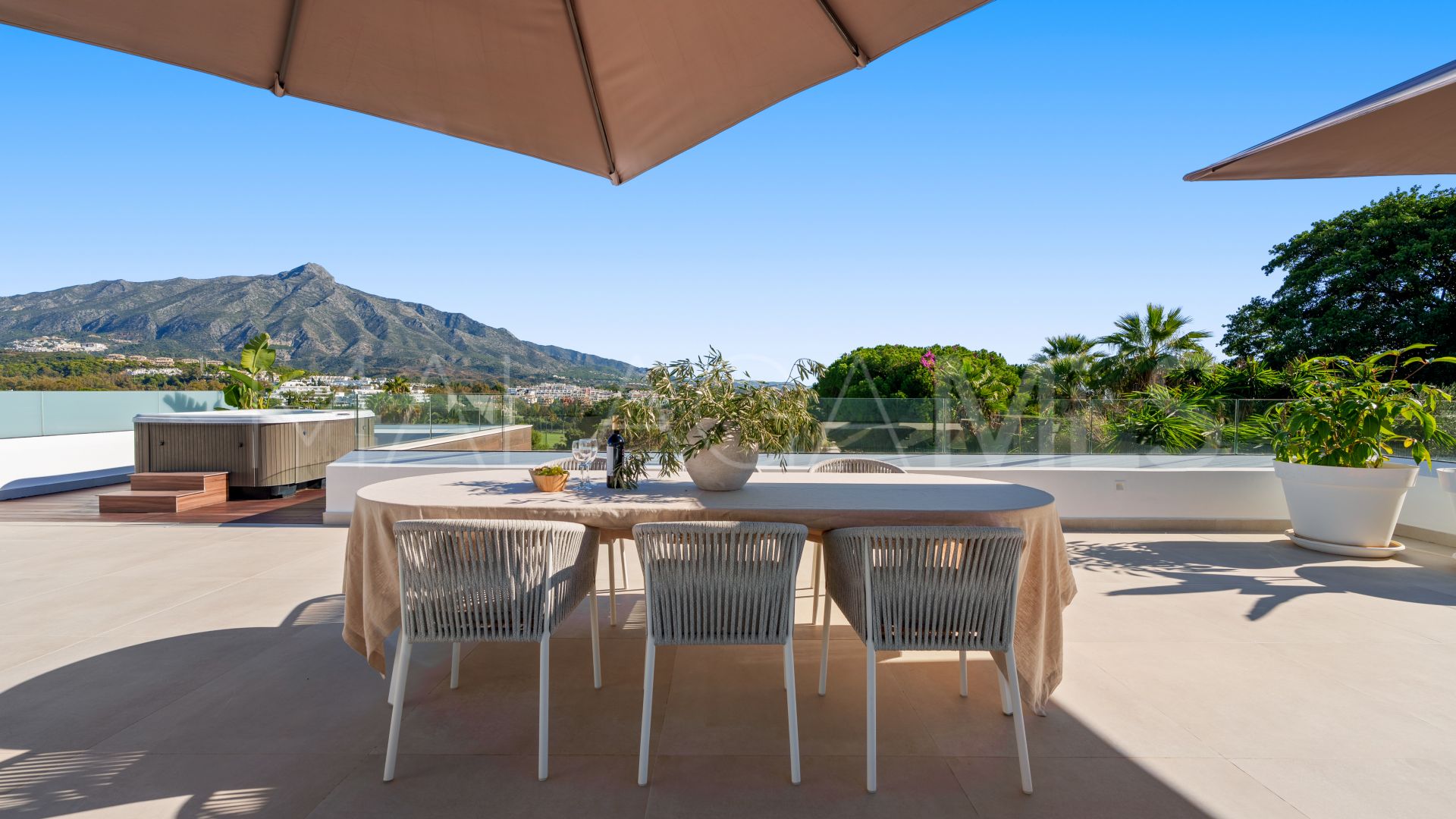 Villa for sale in Nueva Andalucia with 5 bedrooms