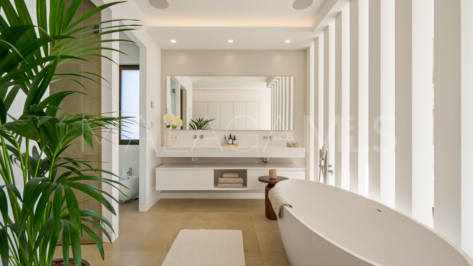 Villa for sale in Nueva Andalucia with 5 bedrooms