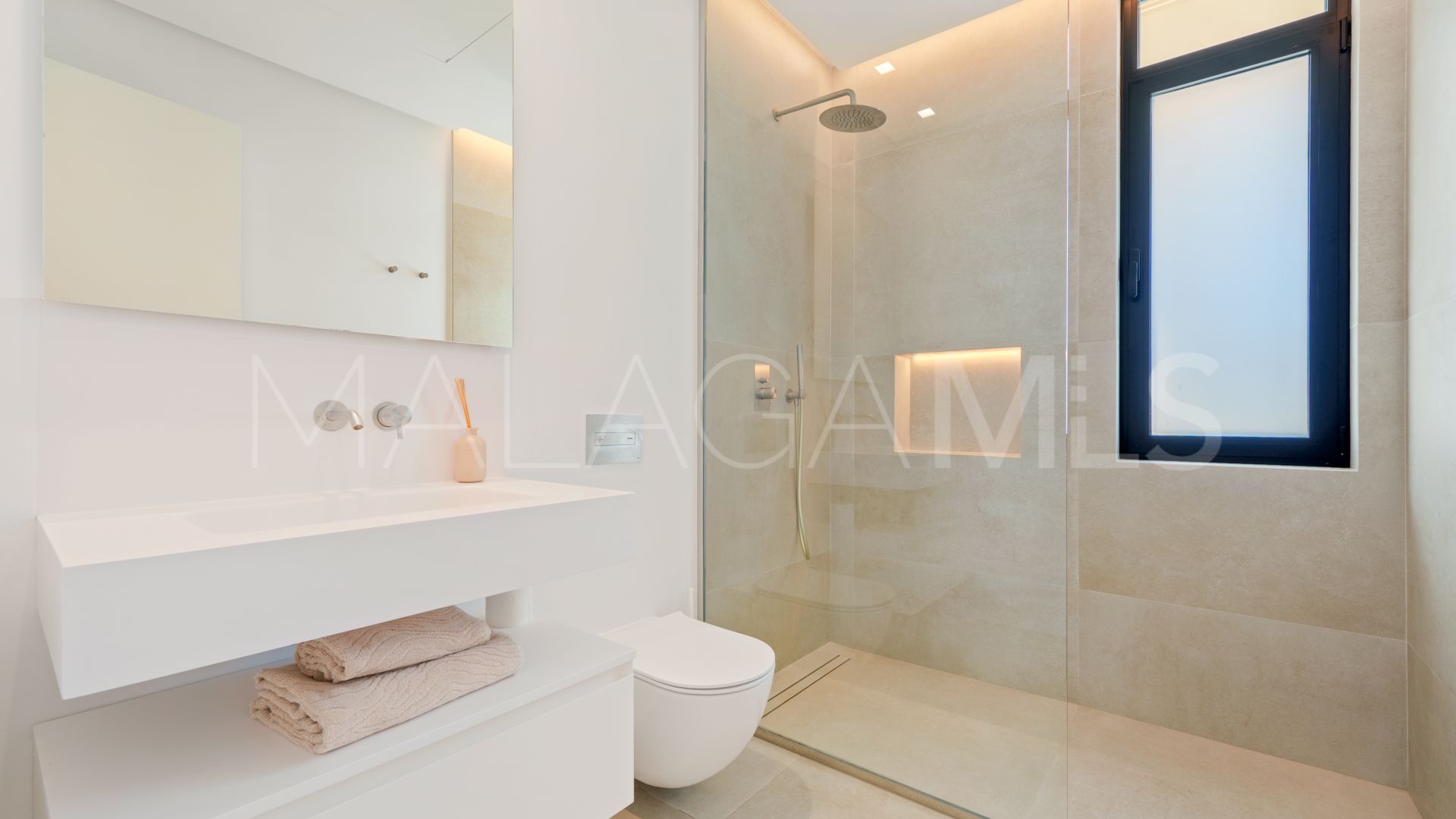 Villa for sale in Nueva Andalucia with 5 bedrooms