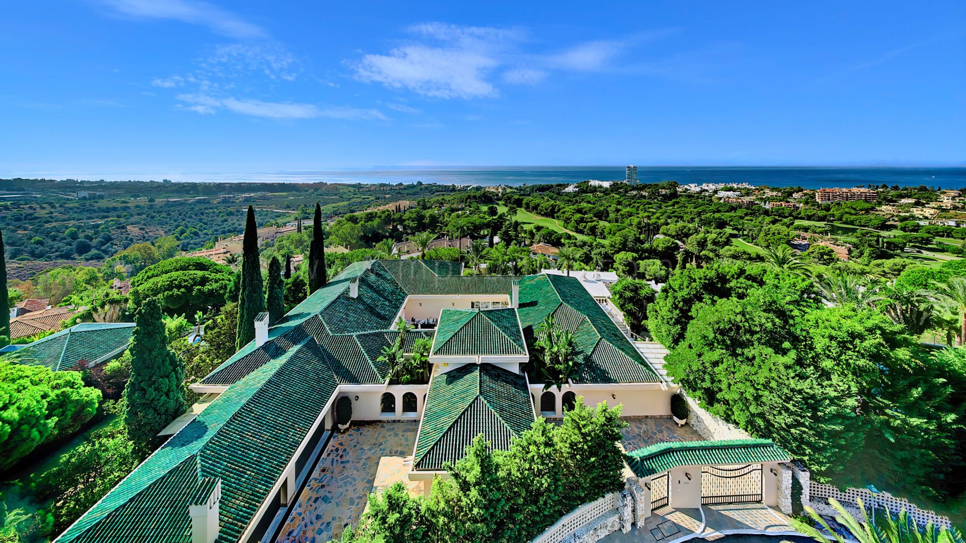 Villa Clásica Andaluza con Vistas Panorámicas al Mar en Río Real, Marbella