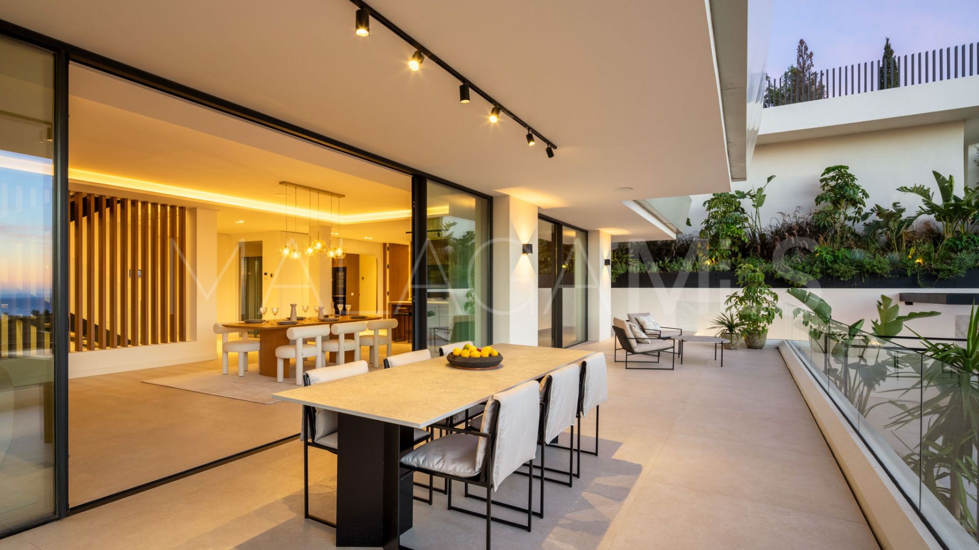 Se vende villa with 5 bedrooms in Elviria