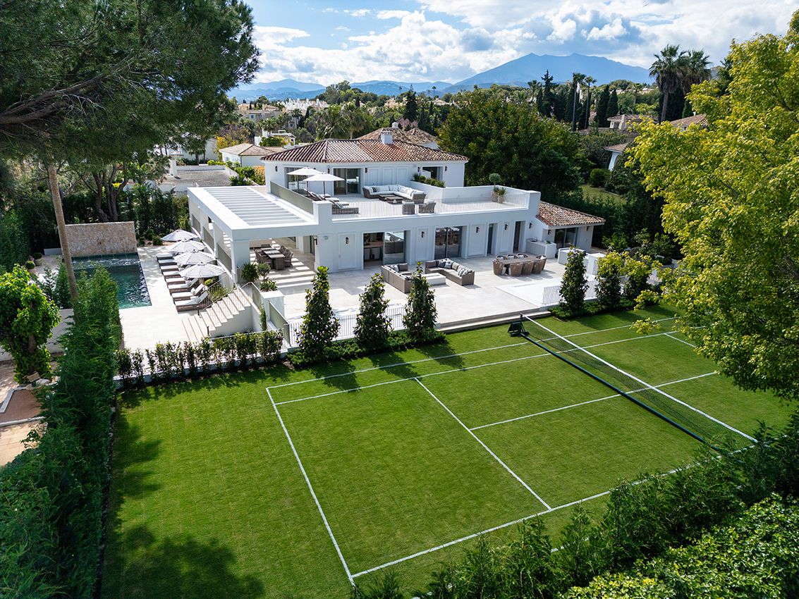 Villa de lujo moderna con pista de tenis y vistas a la montaña en Marbella