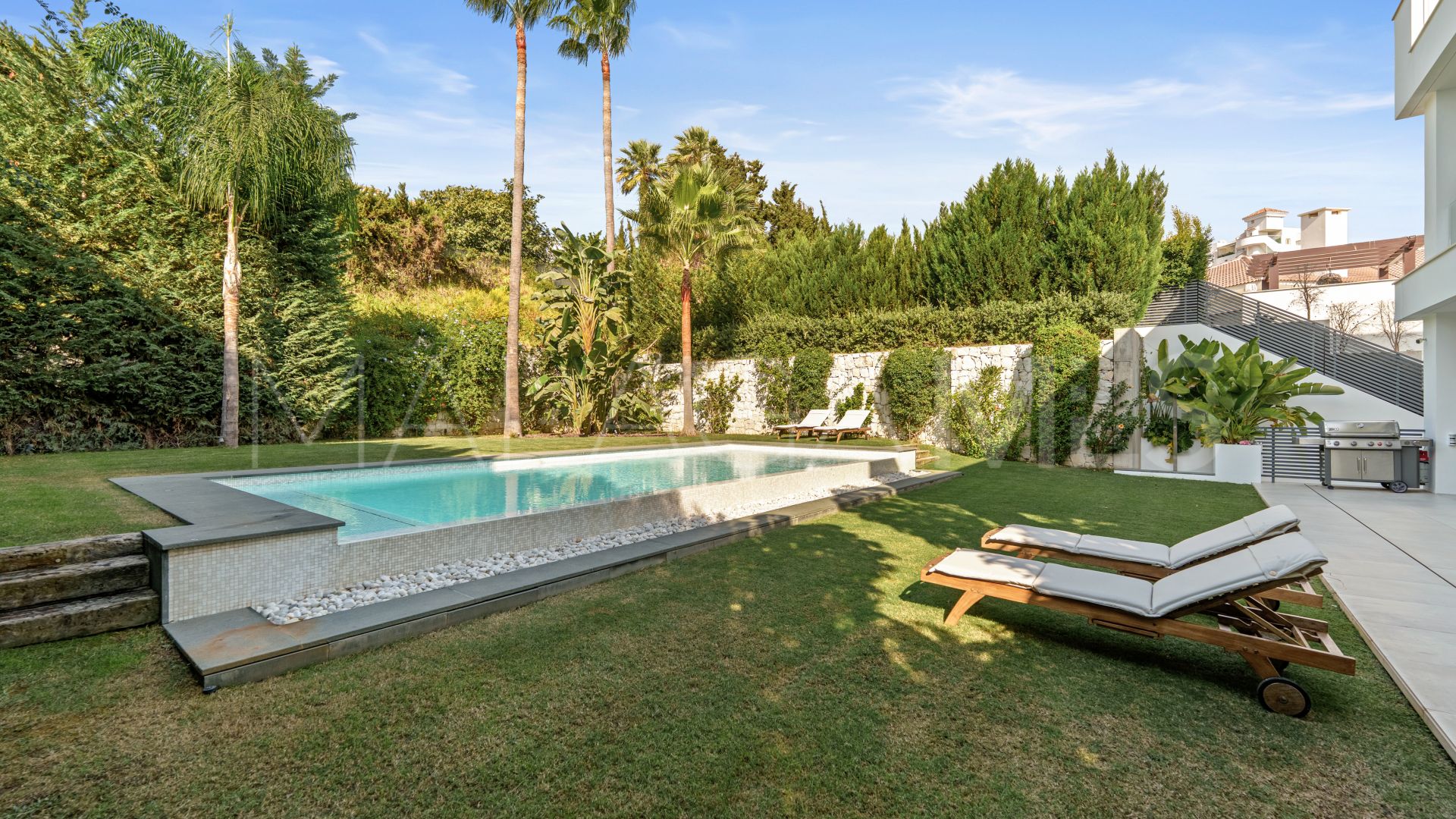 Villa for sale in Nueva Andalucia