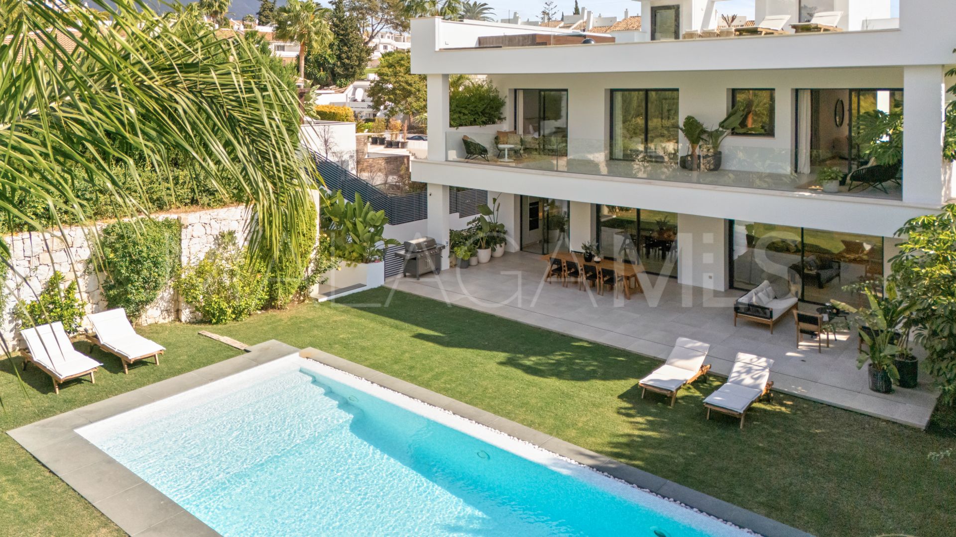 Villa for sale in Nueva Andalucia