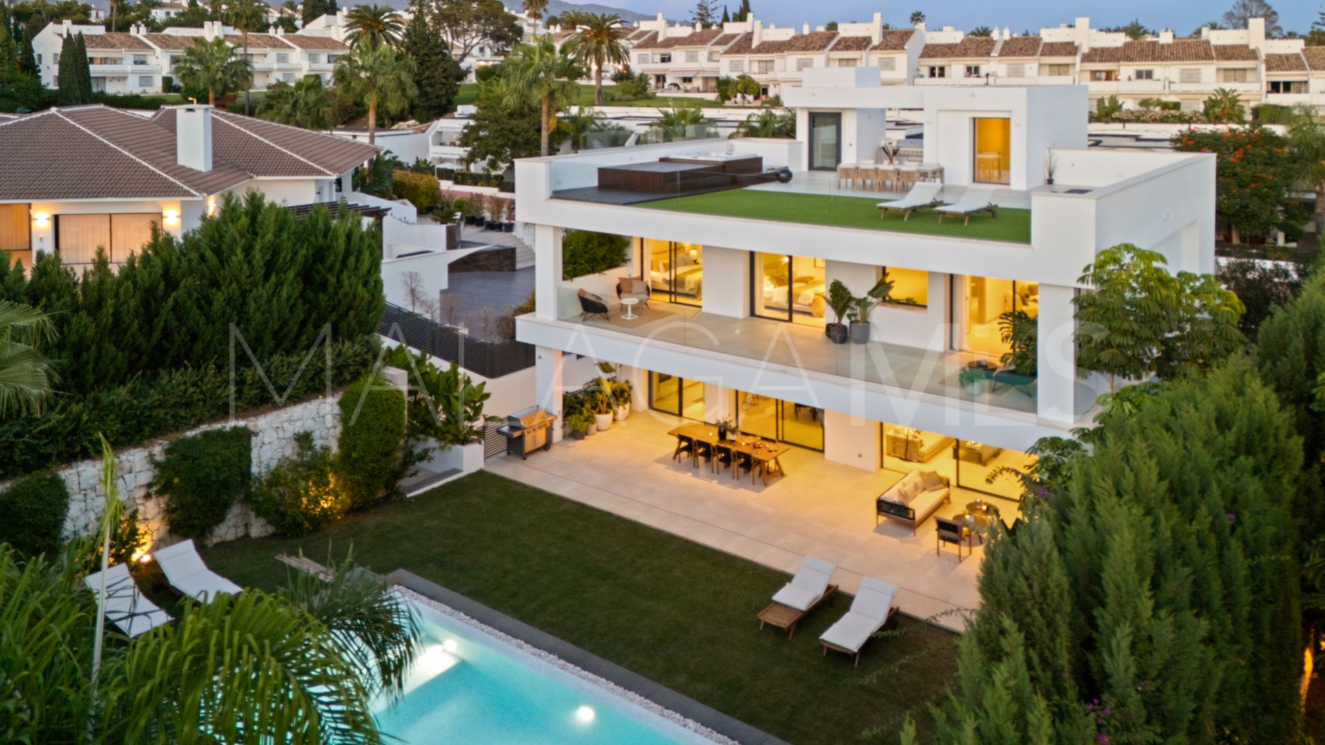 Villa for sale in Nueva Andalucia