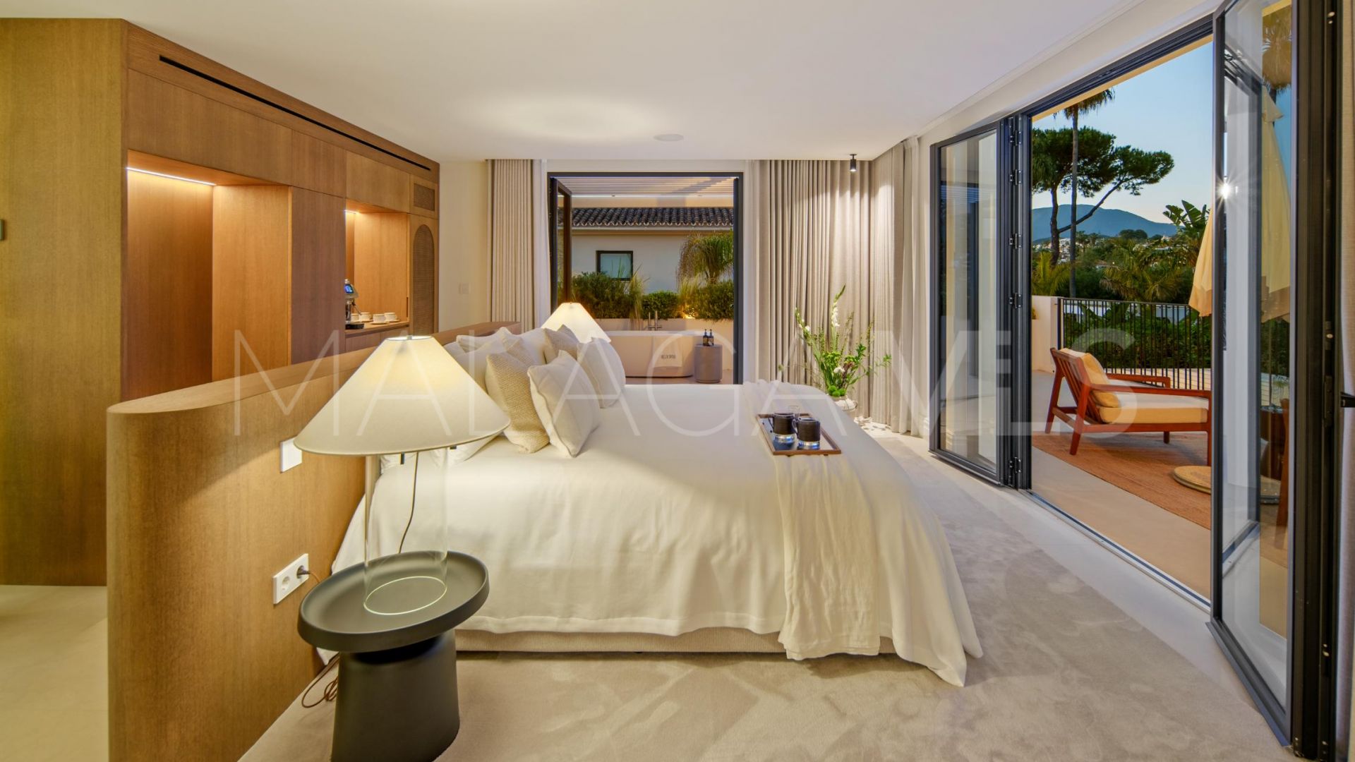 Buy villa with 4 bedrooms in Nueva Andalucia