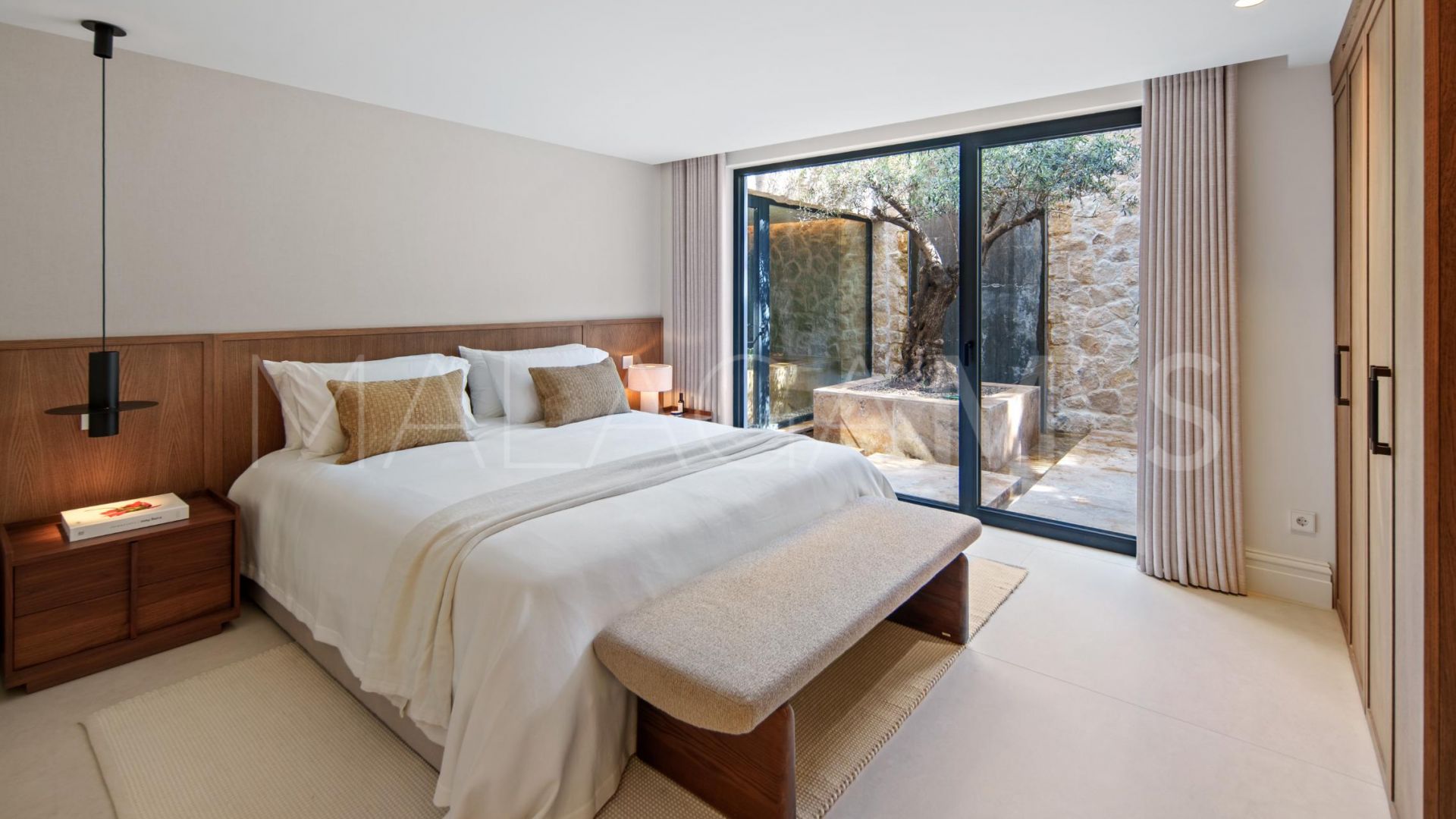 Buy villa with 4 bedrooms in Nueva Andalucia