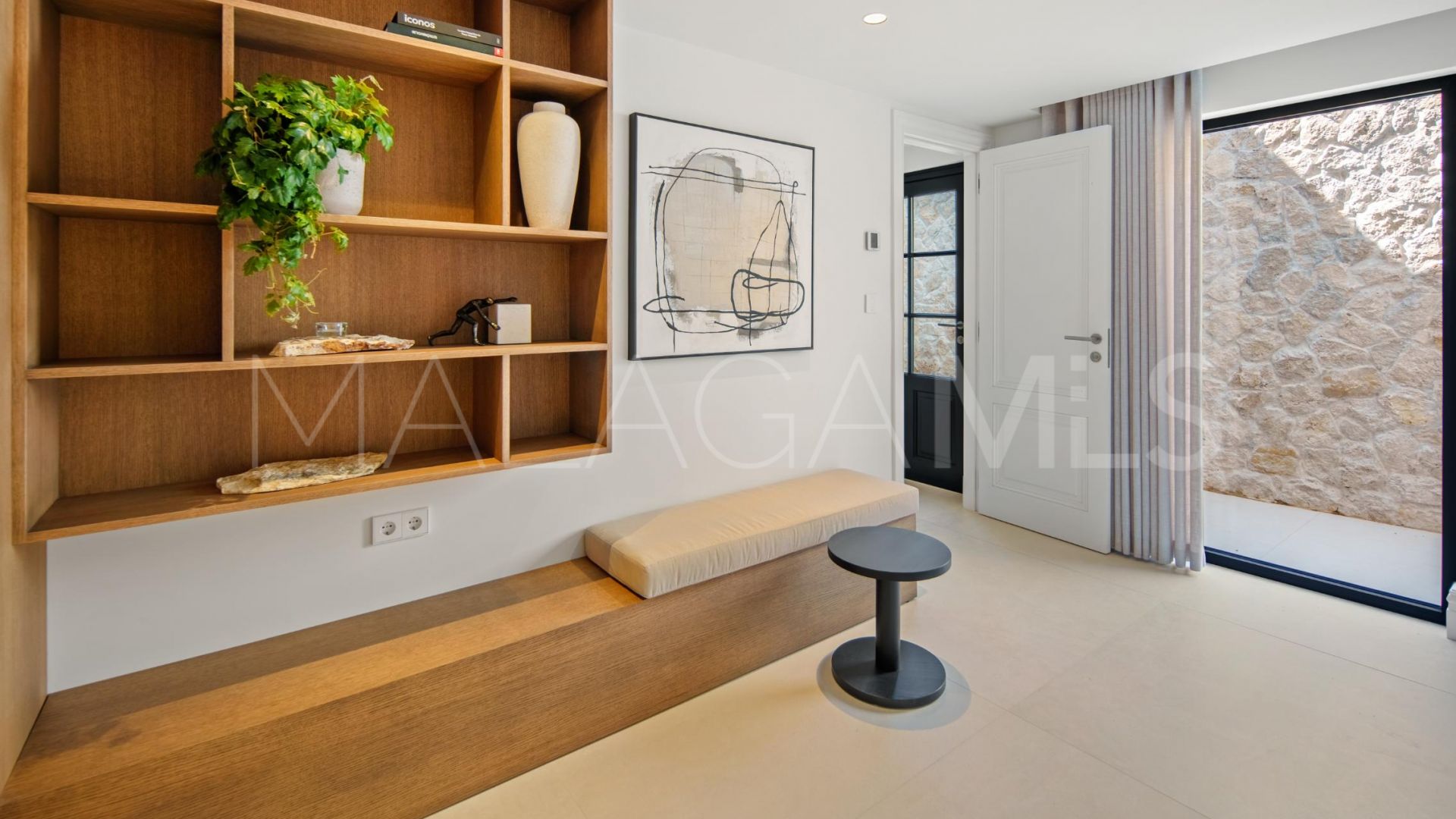 Buy villa with 4 bedrooms in Nueva Andalucia