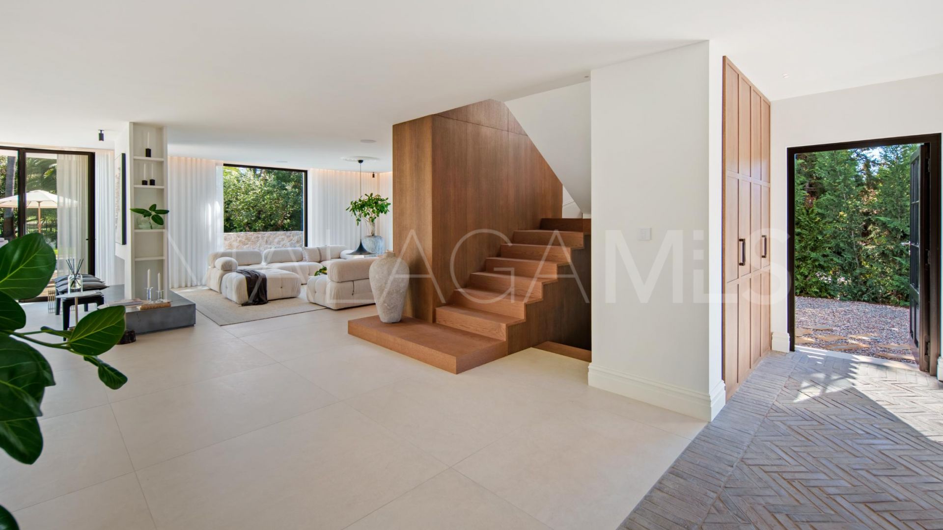 Buy villa with 4 bedrooms in Nueva Andalucia