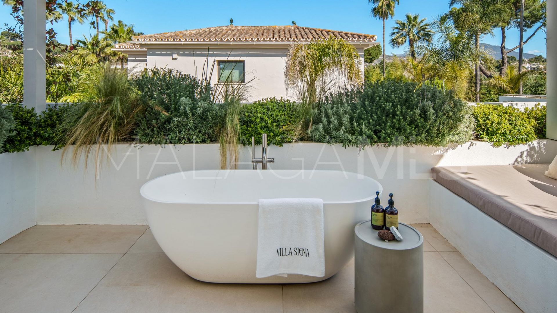 Buy villa with 4 bedrooms in Nueva Andalucia