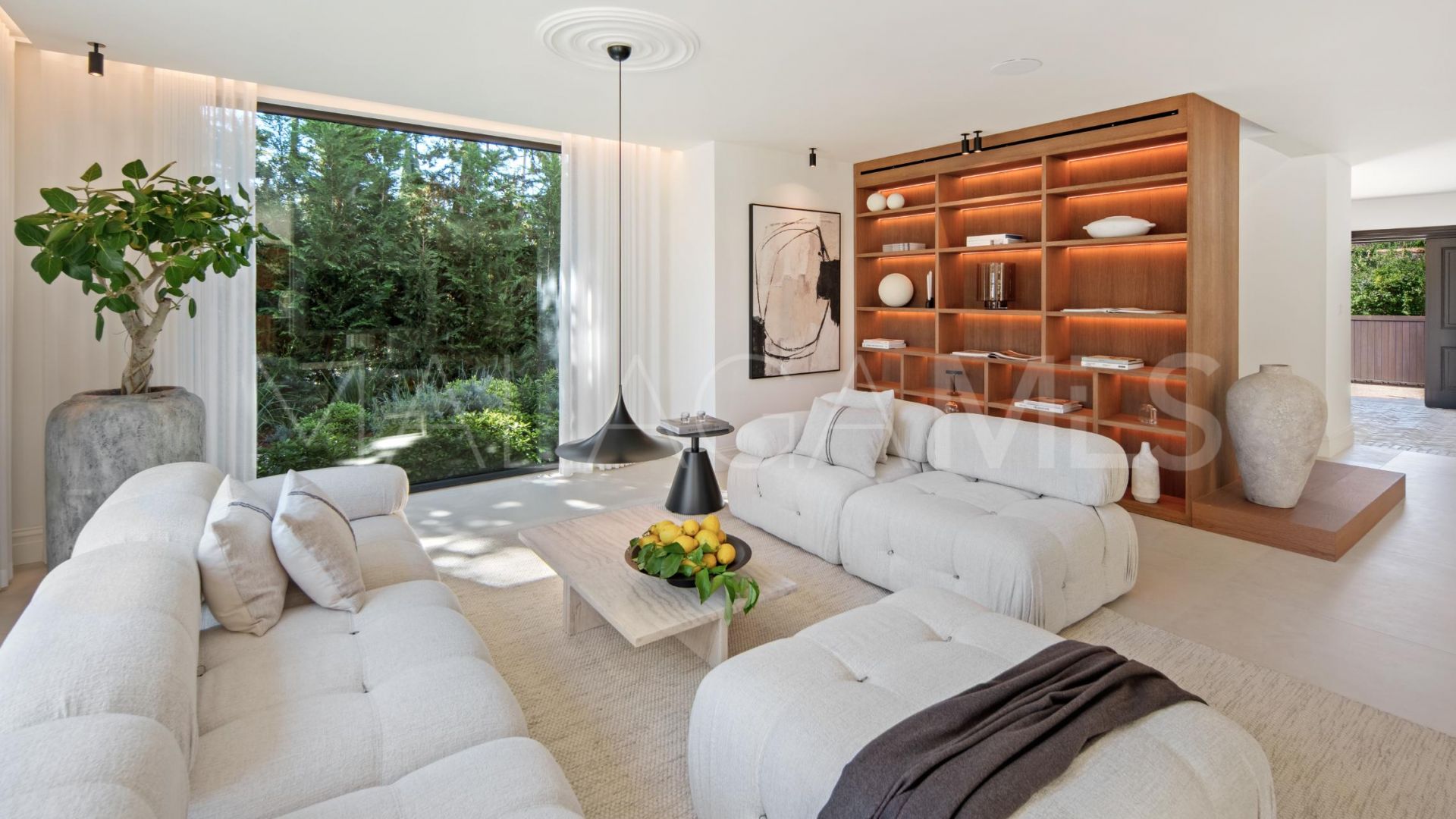 Buy villa with 4 bedrooms in Nueva Andalucia