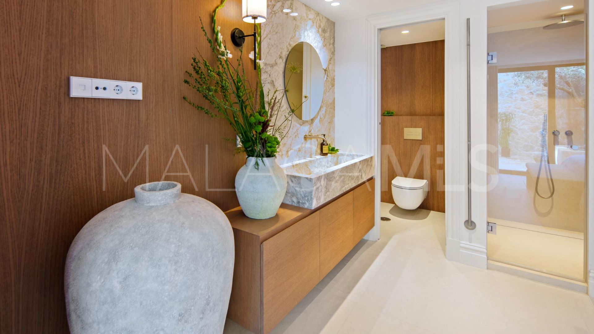 Buy villa with 4 bedrooms in Nueva Andalucia