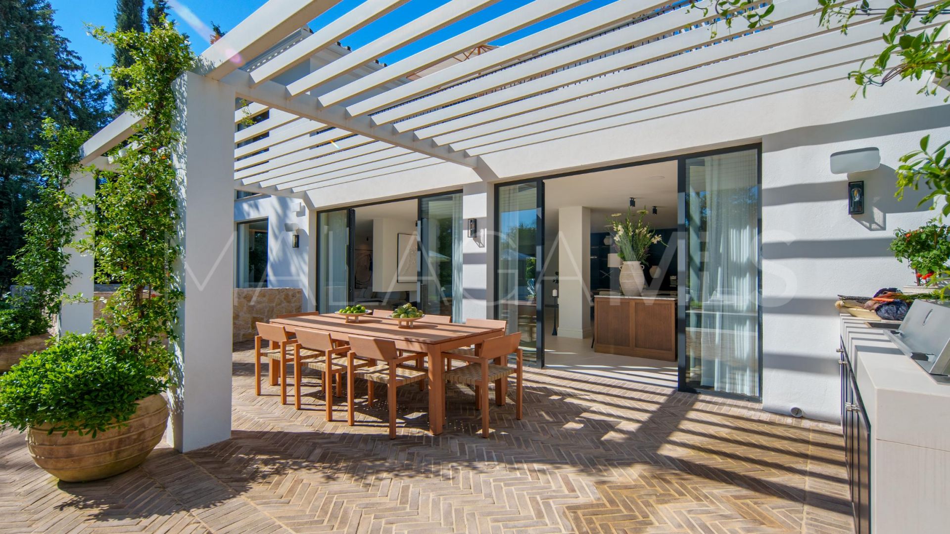Buy villa with 4 bedrooms in Nueva Andalucia