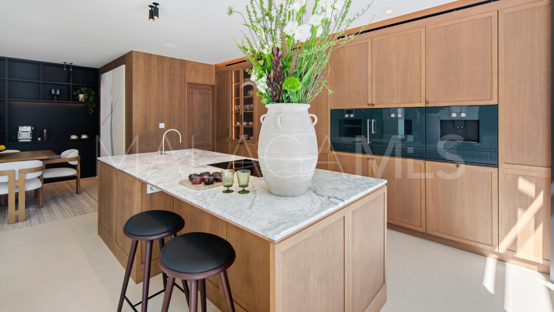 Buy villa with 4 bedrooms in Nueva Andalucia