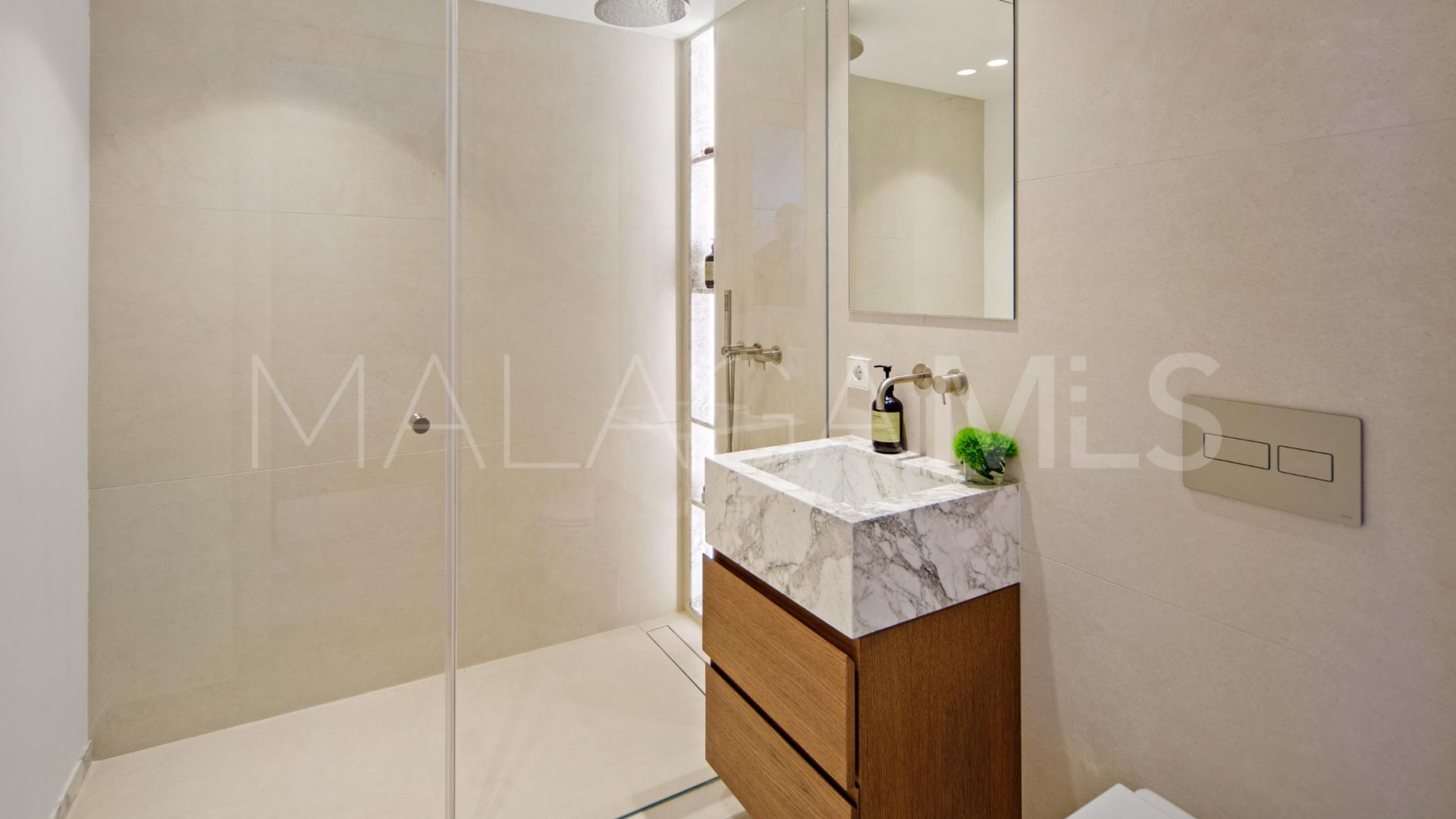 Buy villa with 4 bedrooms in Nueva Andalucia