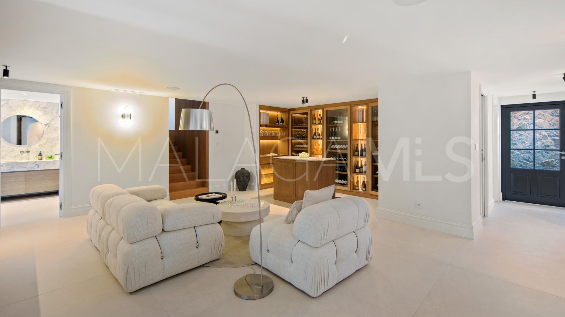 Buy villa with 4 bedrooms in Nueva Andalucia
