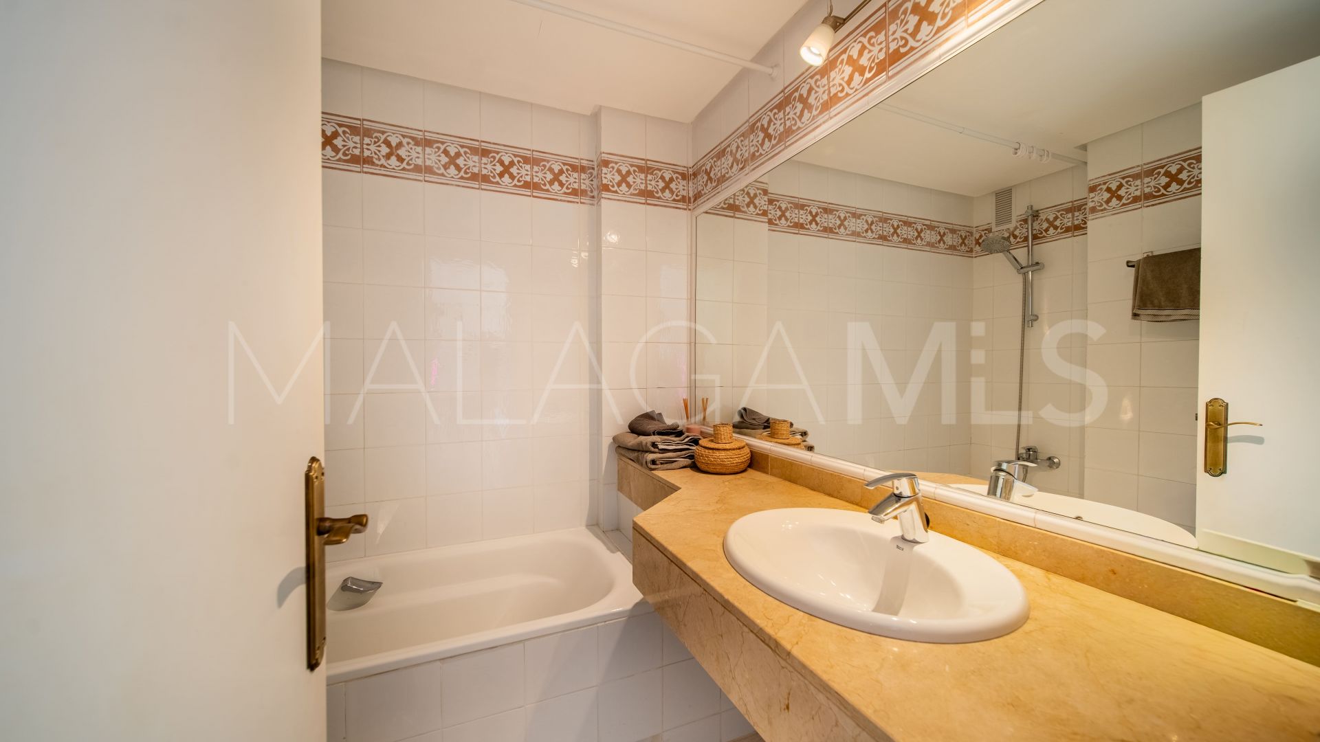 For sale apartment in Calahonda with 2 bedrooms