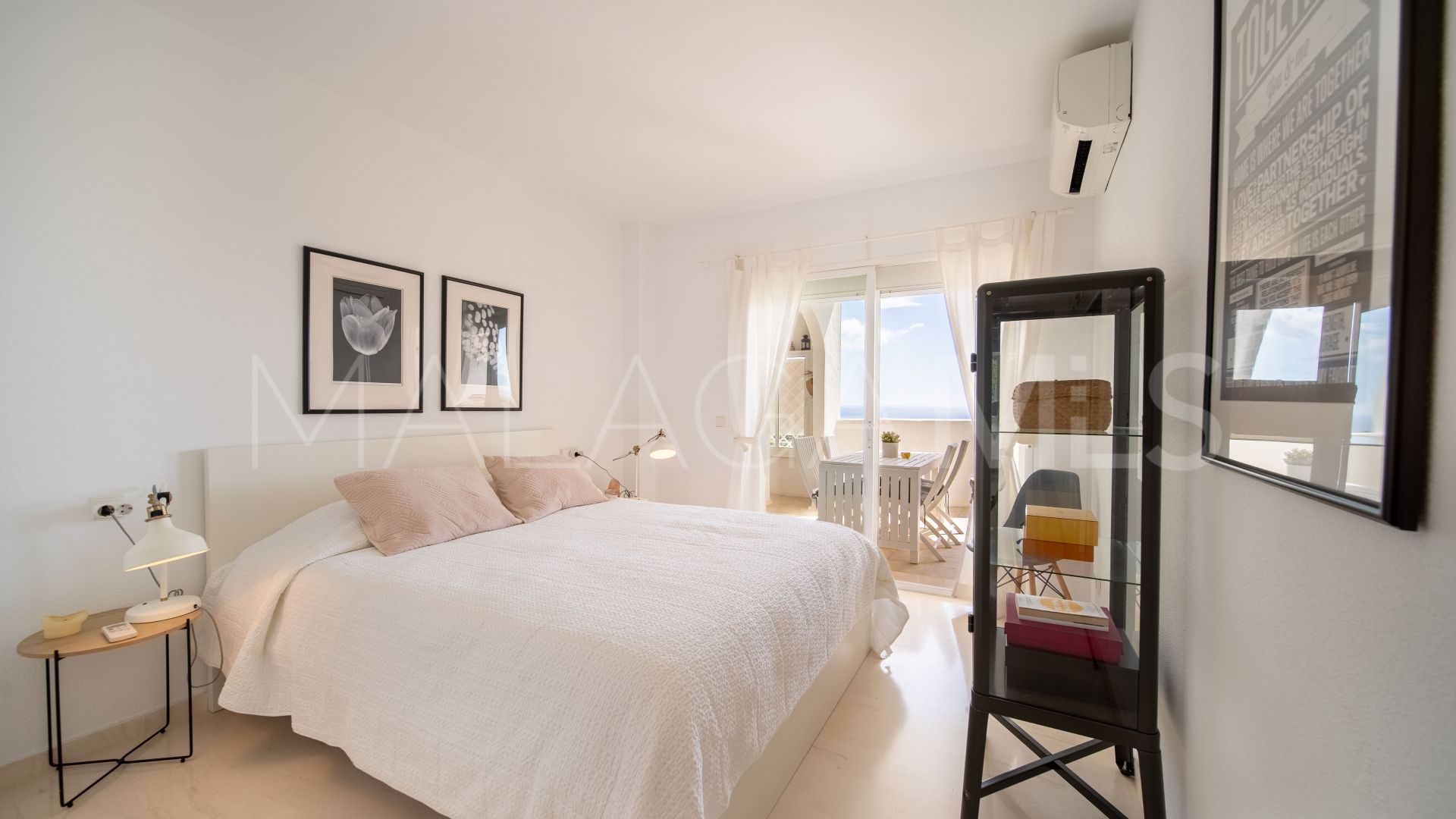 For sale apartment in Calahonda with 2 bedrooms