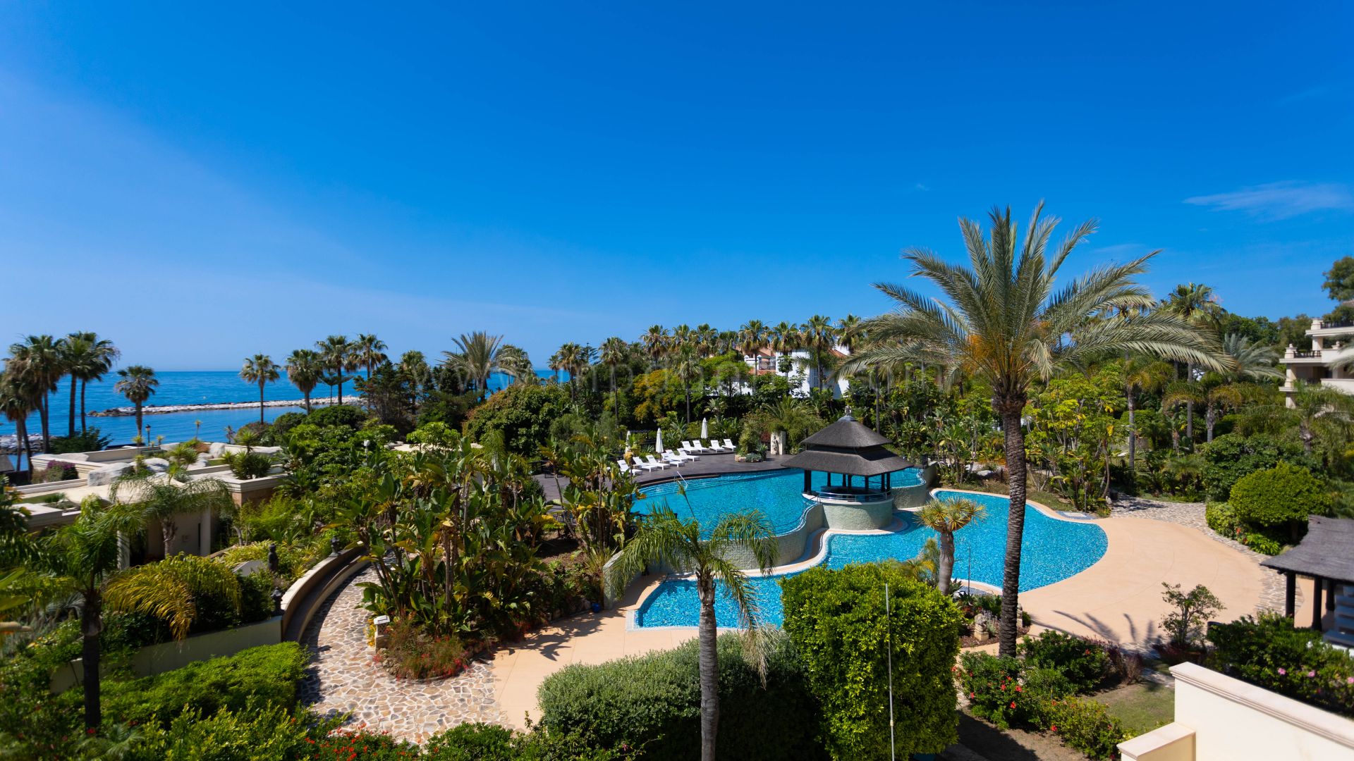 Apartamento de lujo en primera línea de playa en Laguna de Banús