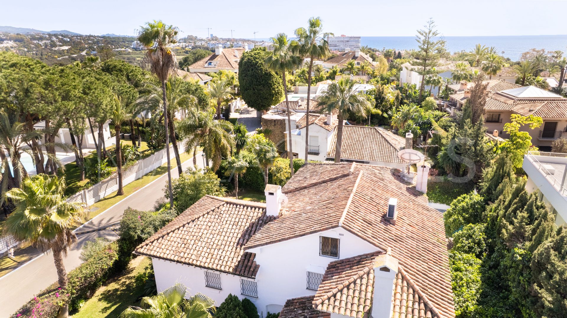 Villa for sale de 6 bedrooms in Los Monteros Playa