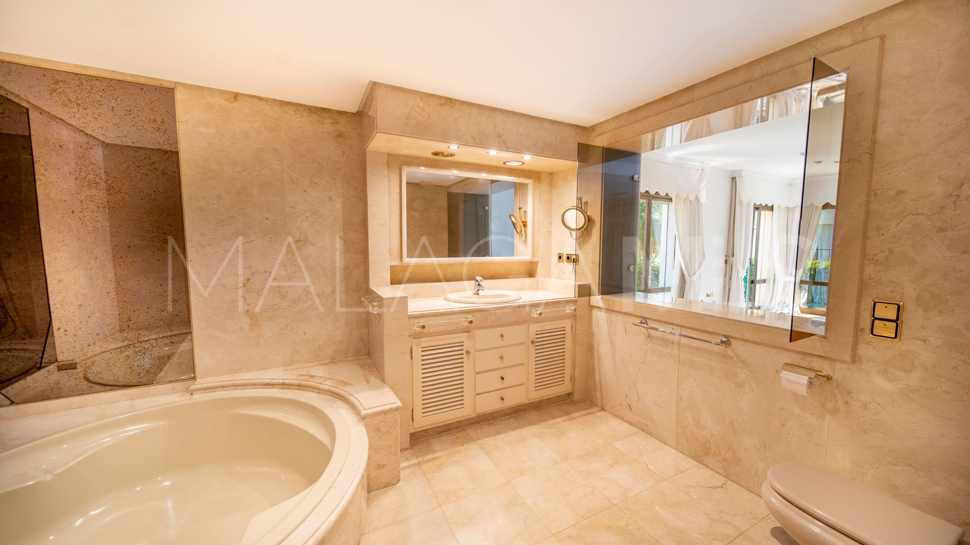 Villa for sale de 6 bedrooms in Los Monteros Playa