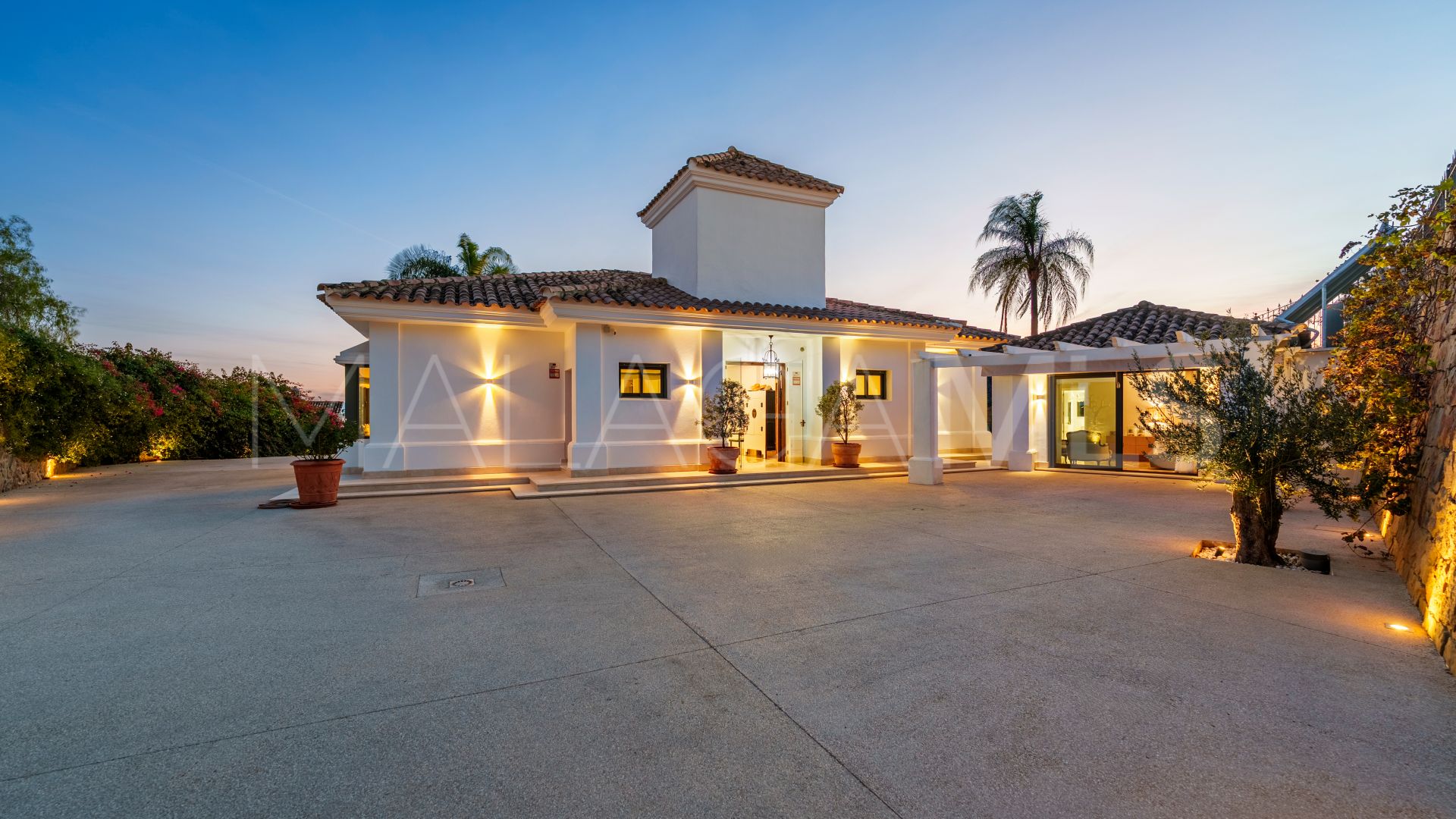 Villa for sale in Nueva Andalucia