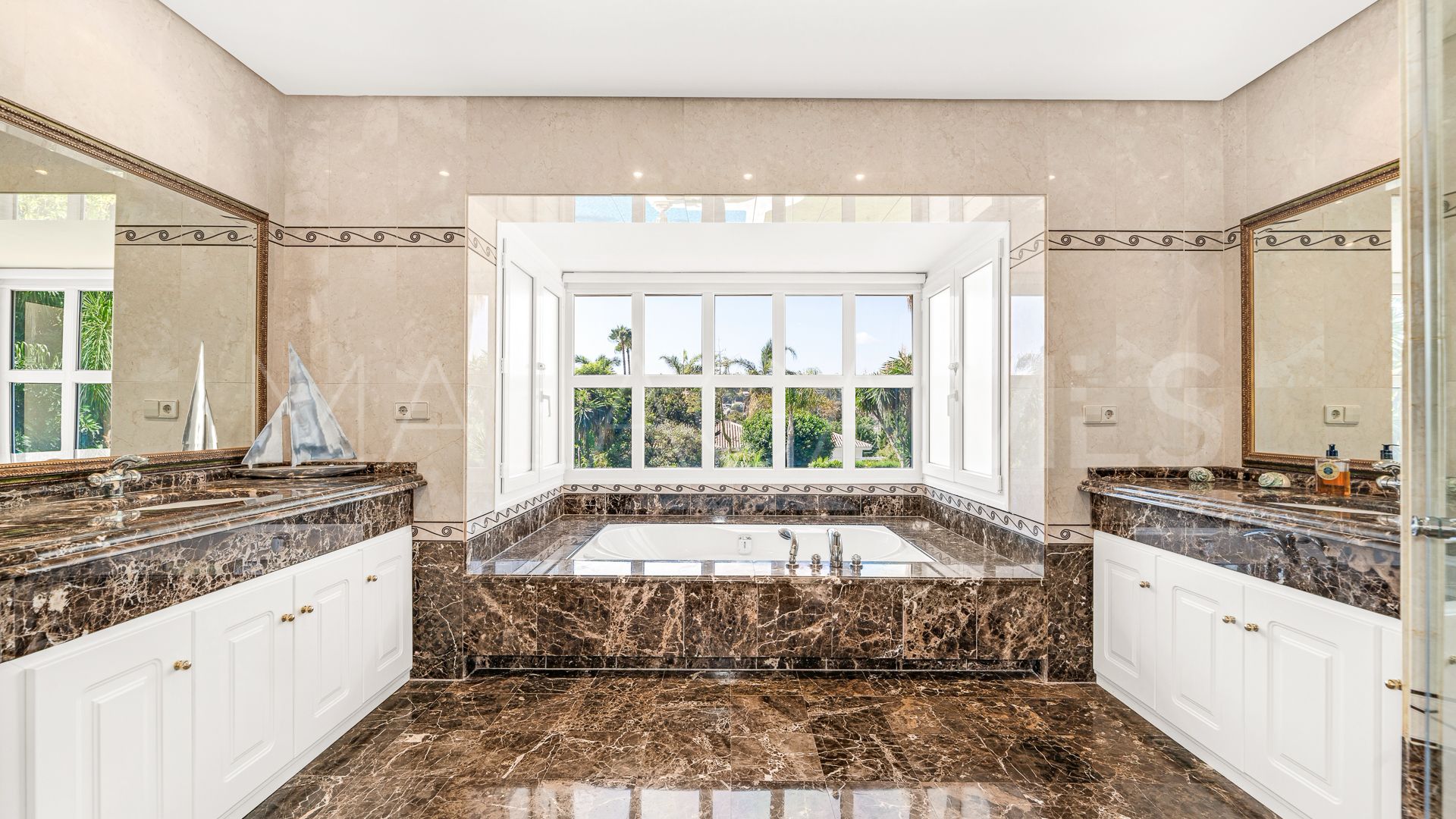 Villa for sale in Nueva Andalucia with 6 bedrooms