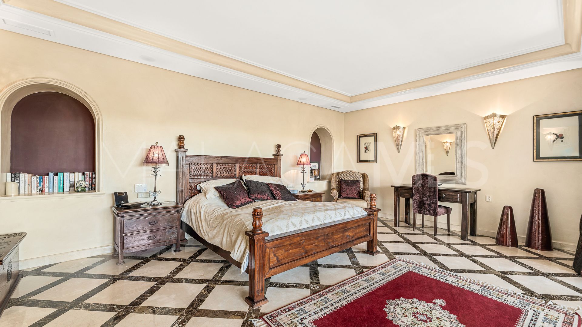 Villa for sale in Nueva Andalucia with 6 bedrooms