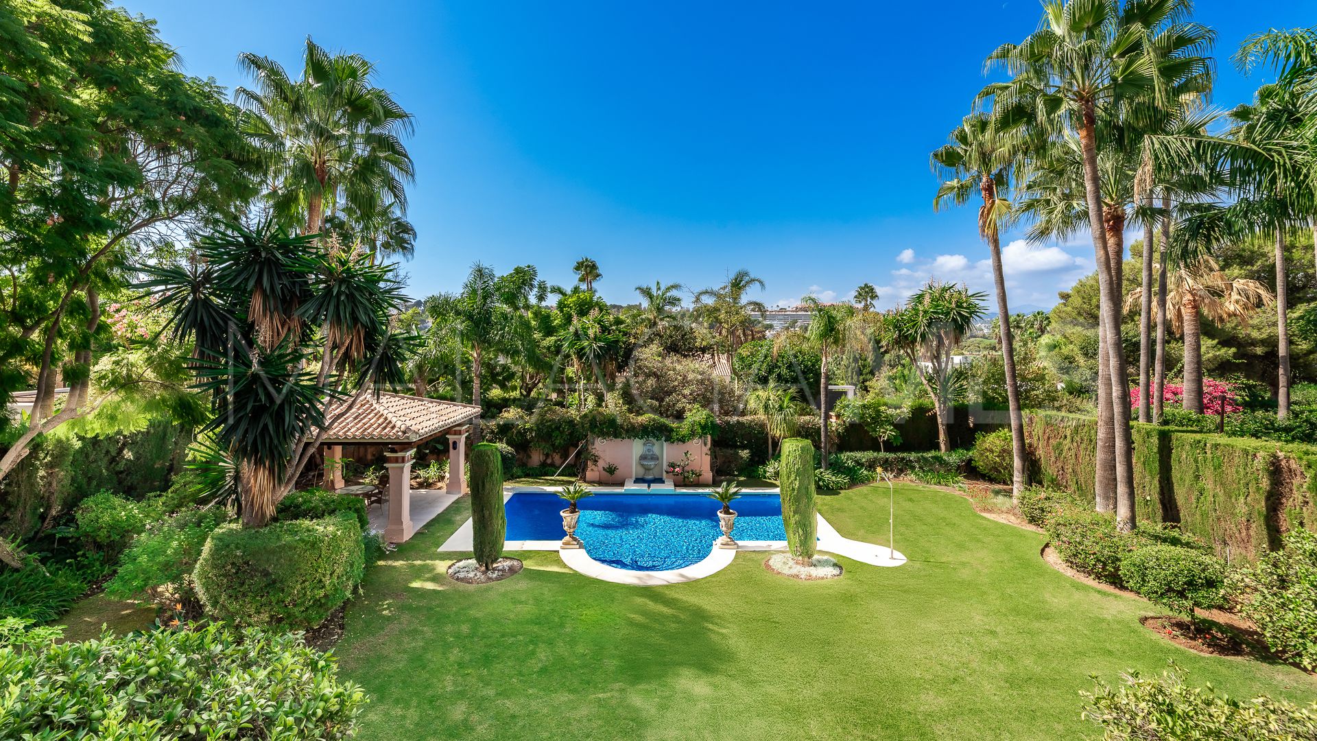 Villa for sale in Nueva Andalucia with 6 bedrooms