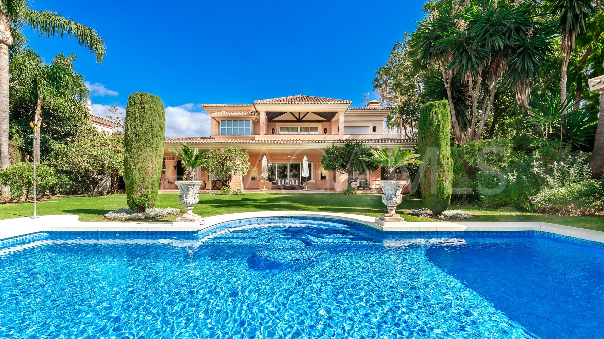 Villa for sale in Nueva Andalucia with 6 bedrooms