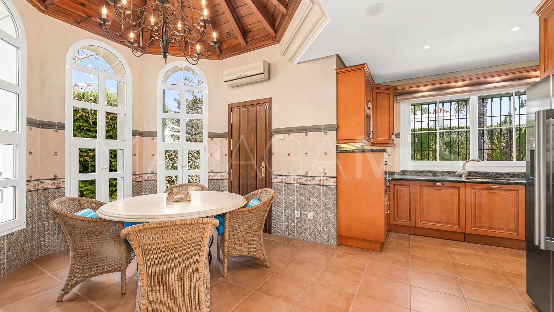 Villa for sale in Nueva Andalucia with 6 bedrooms