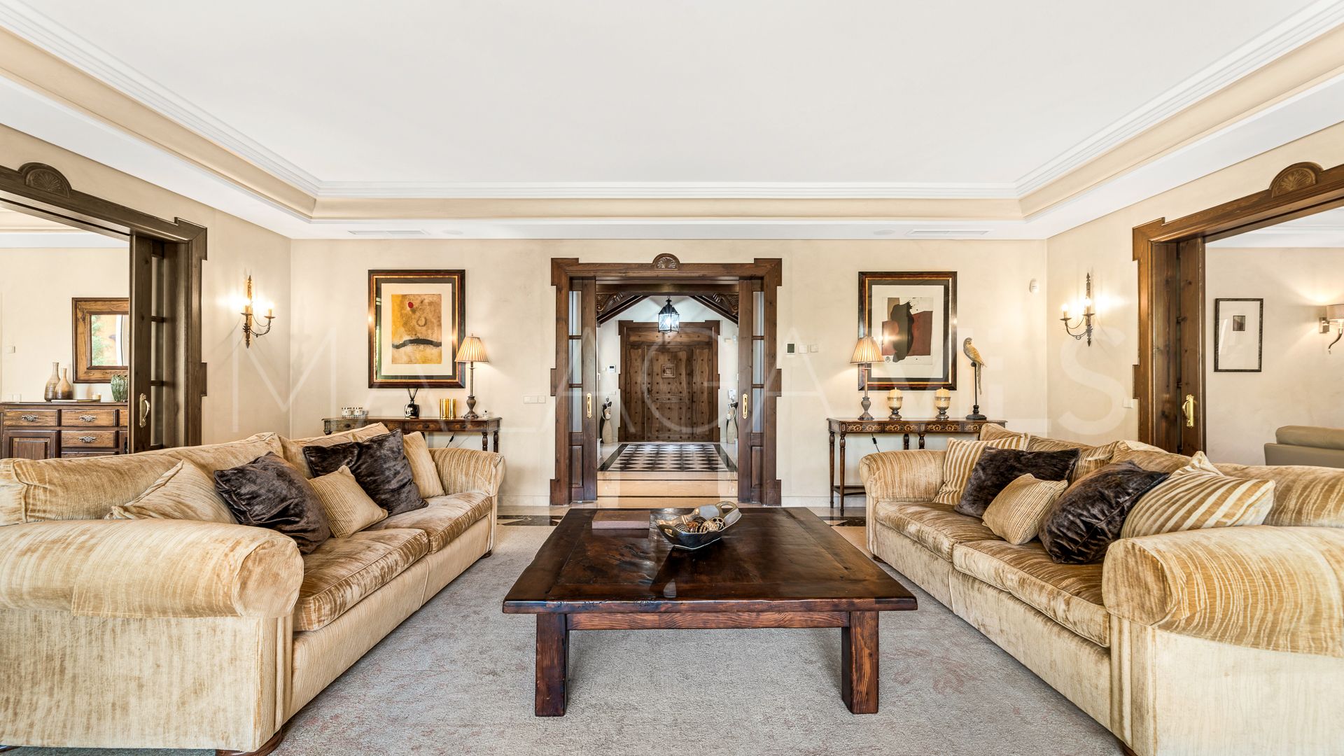 Villa for sale in Nueva Andalucia with 6 bedrooms