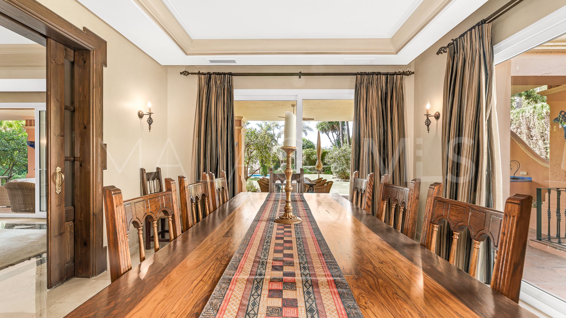 Villa for sale in Nueva Andalucia with 6 bedrooms