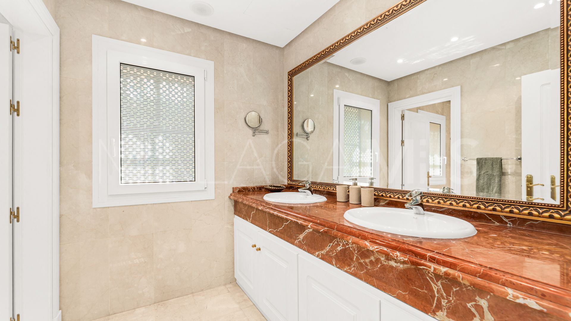 Villa for sale in Nueva Andalucia with 6 bedrooms