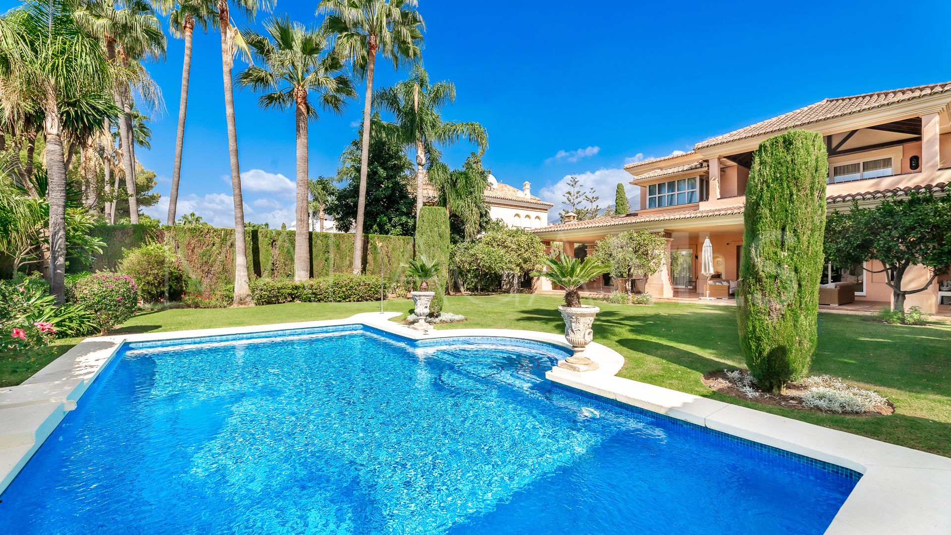 Villa for sale in Nueva Andalucia with 6 bedrooms