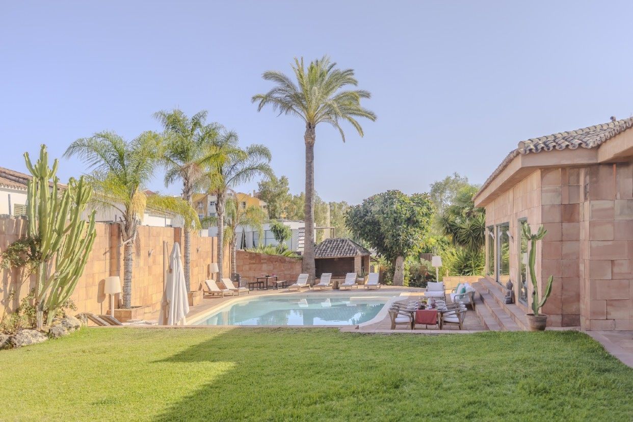 Renovated villa with Ibiza-style design near golf and the beach