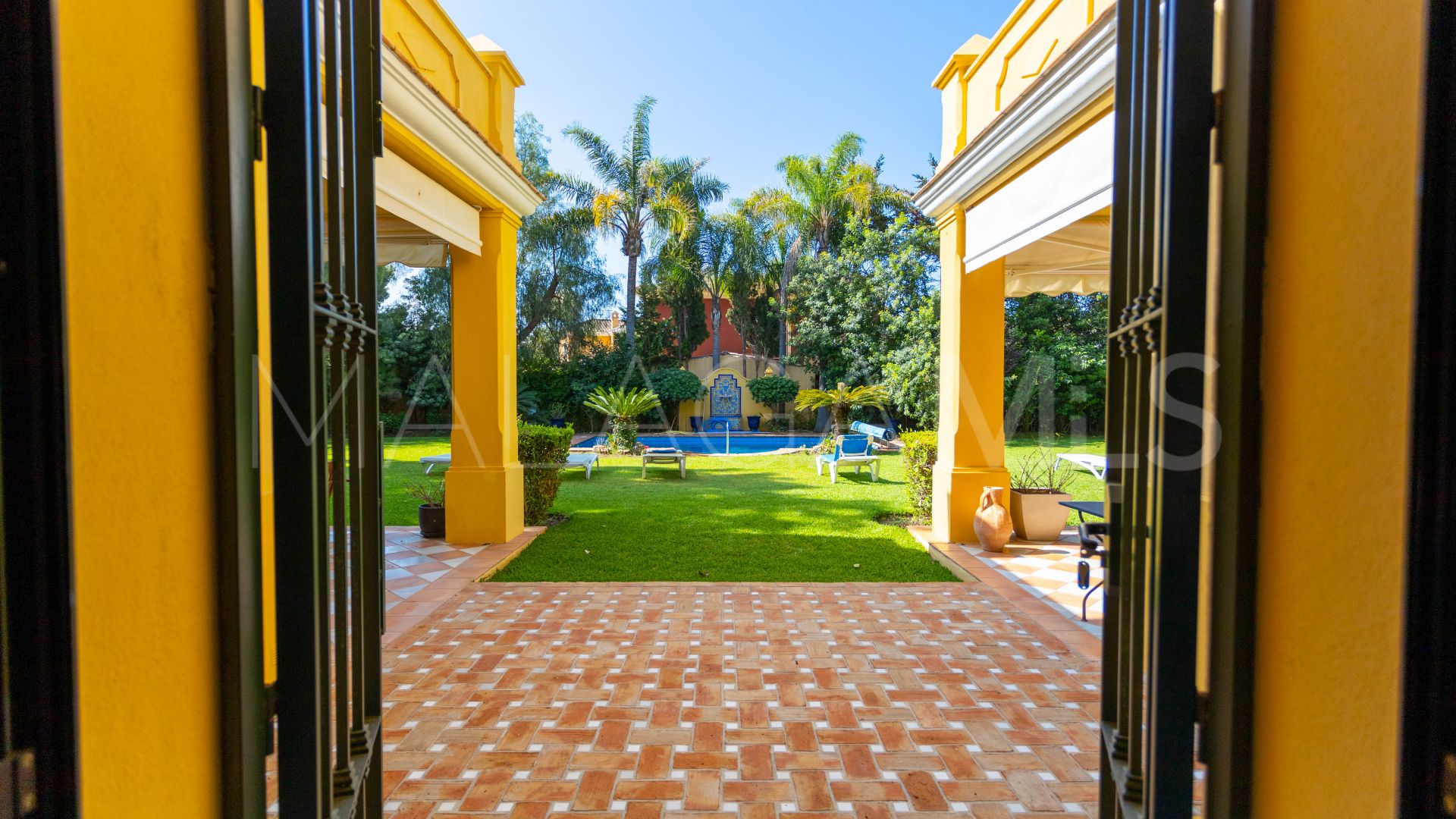 Villa for sale in Guadalmina Baja
