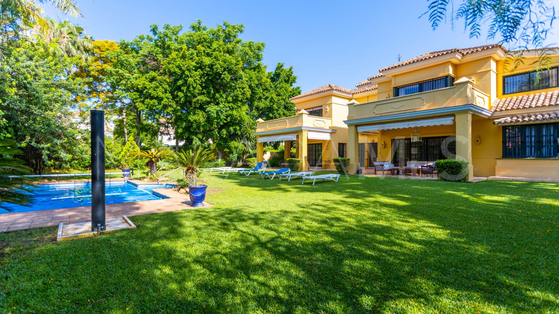 Villa for sale in Guadalmina Baja