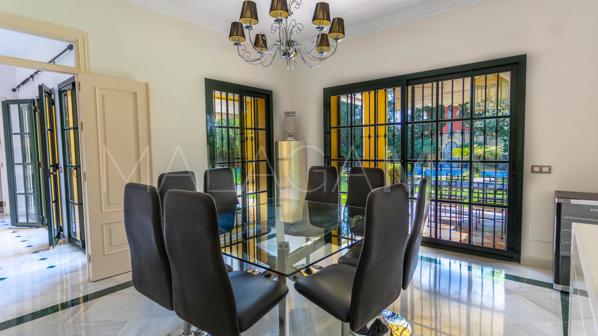 Villa for sale in Guadalmina Baja