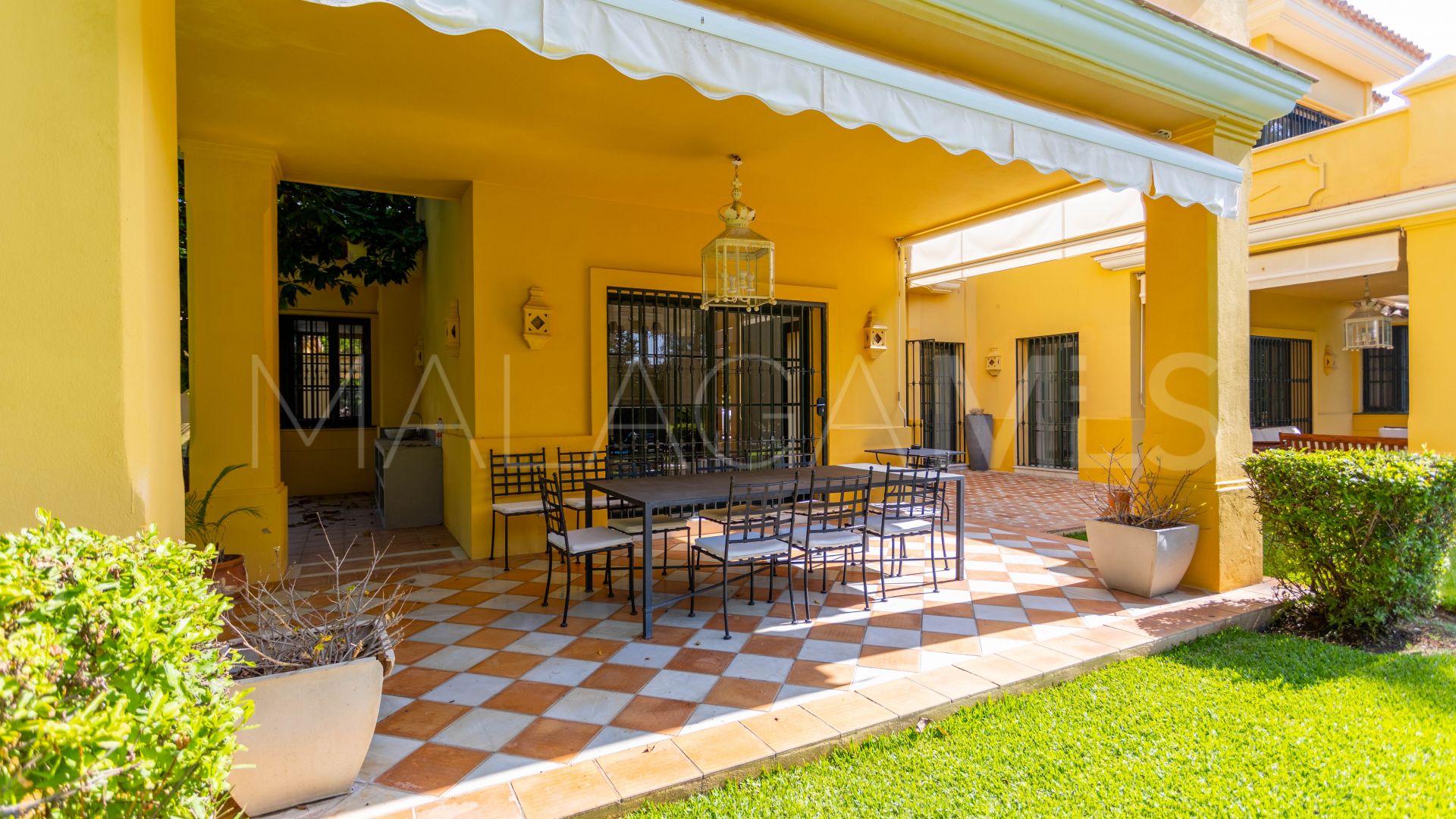 Villa for sale in Guadalmina Baja