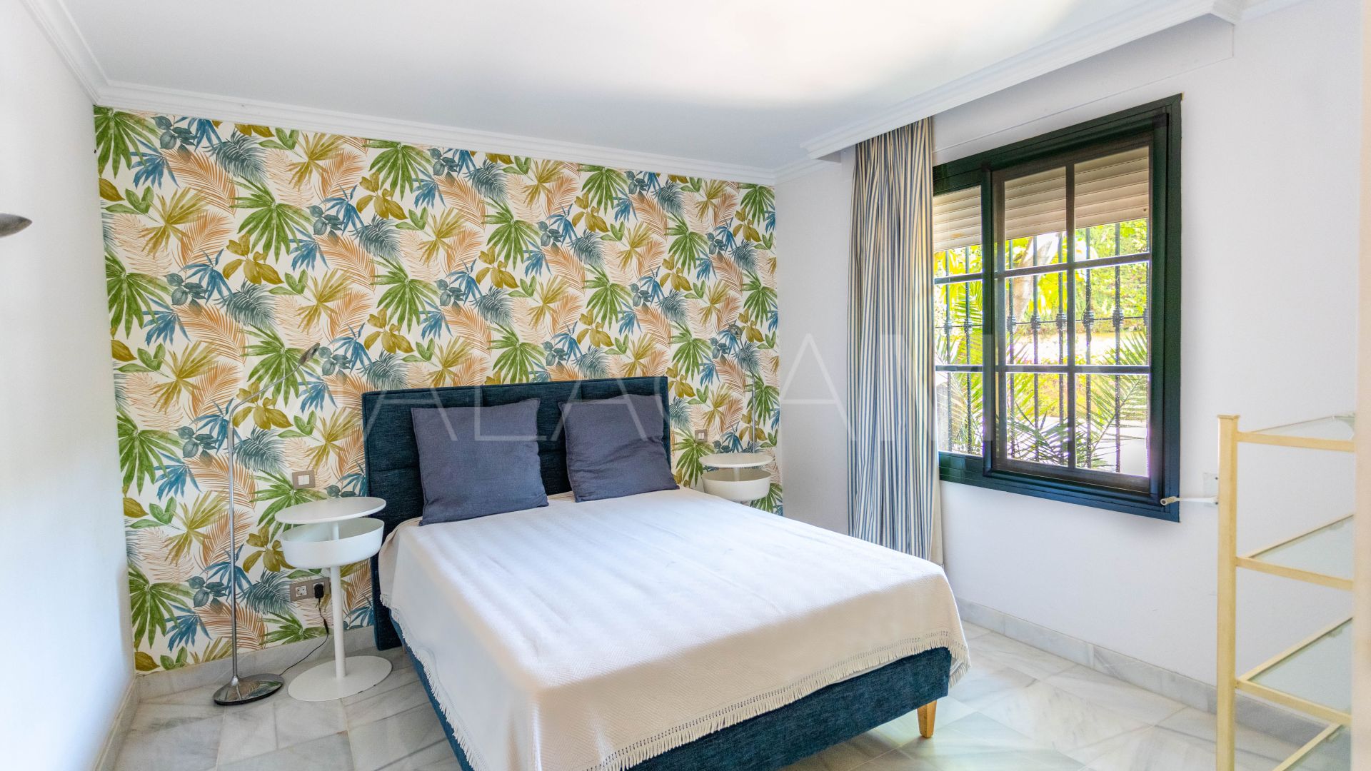 Villa for sale in Guadalmina Baja