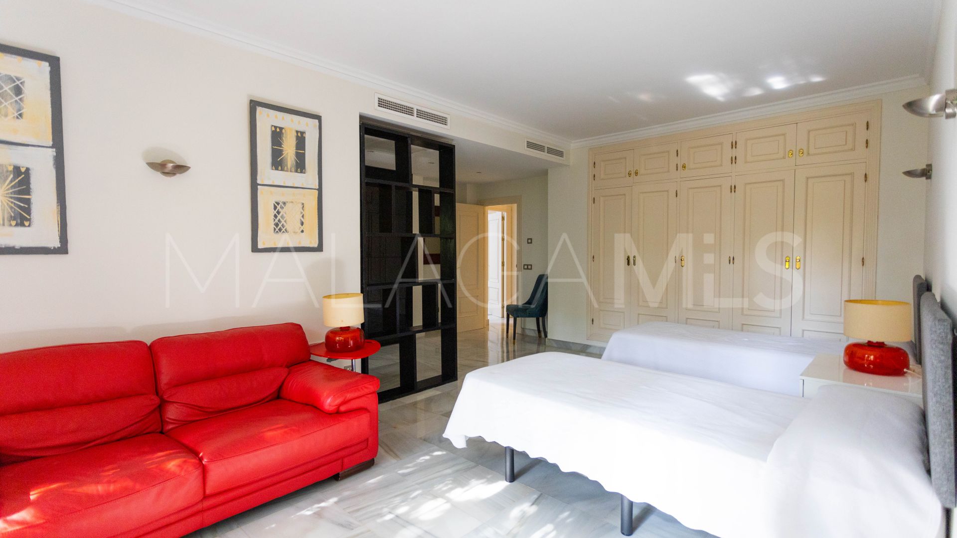 Villa for sale in Guadalmina Baja