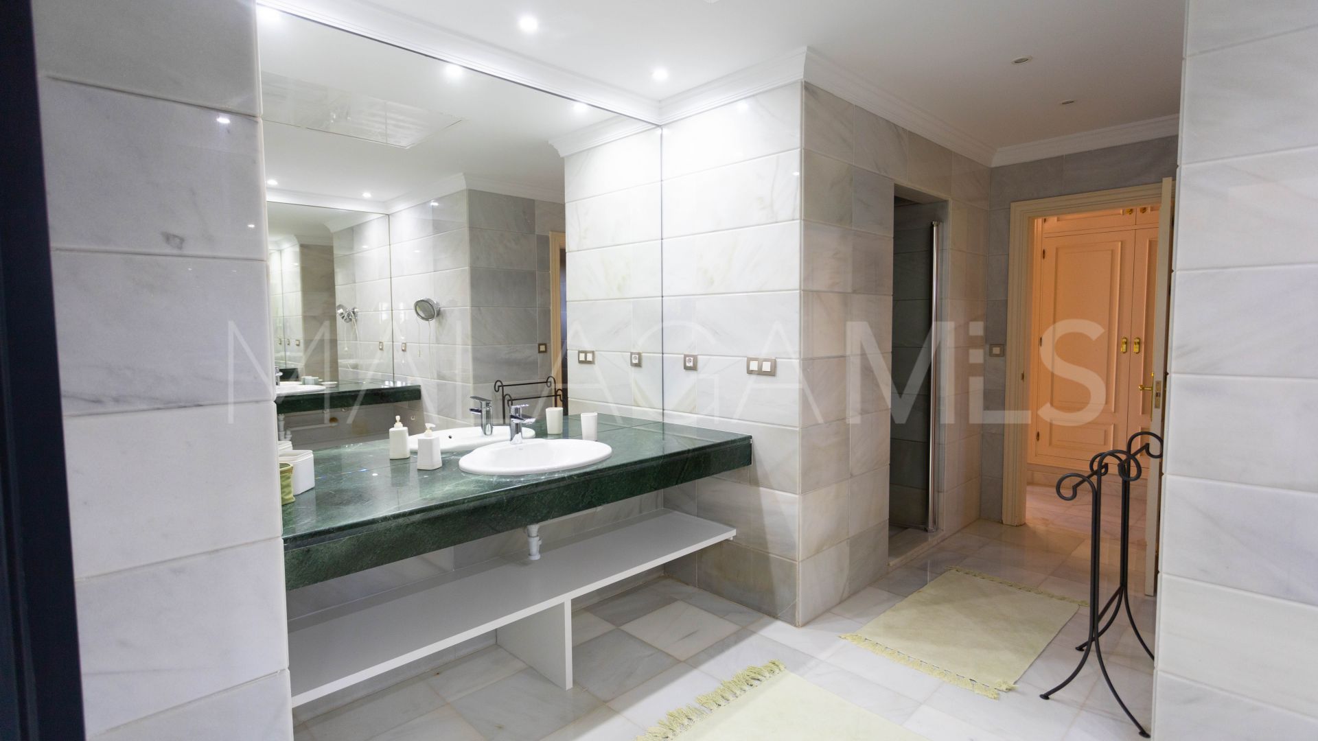 Villa for sale in Guadalmina Baja