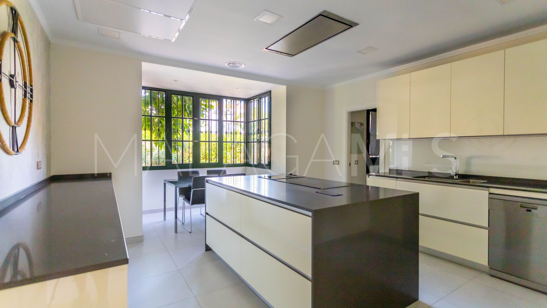 Villa for sale in Guadalmina Baja