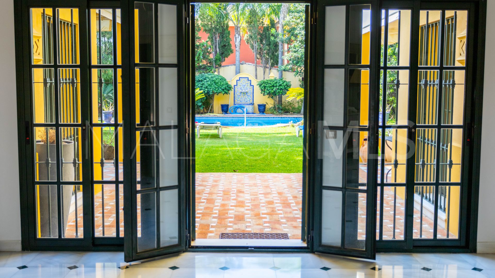 Villa for sale in Guadalmina Baja