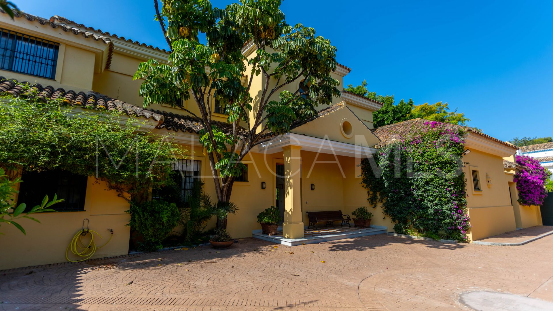 Villa for sale in Guadalmina Baja