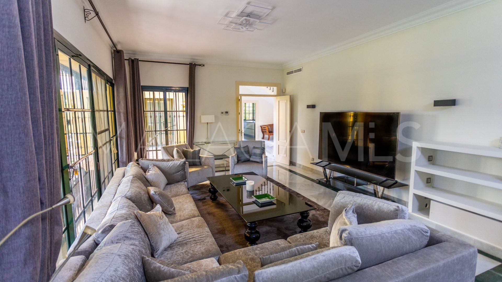 Villa for sale in Guadalmina Baja